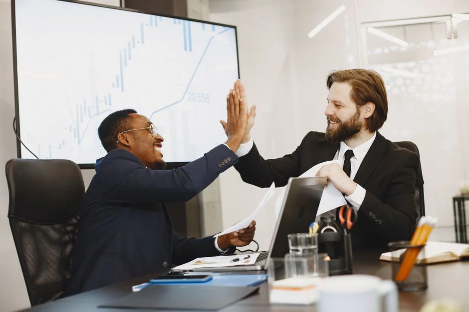 Person sticking a post-it on a white board with the words Social Media Marketing written on it